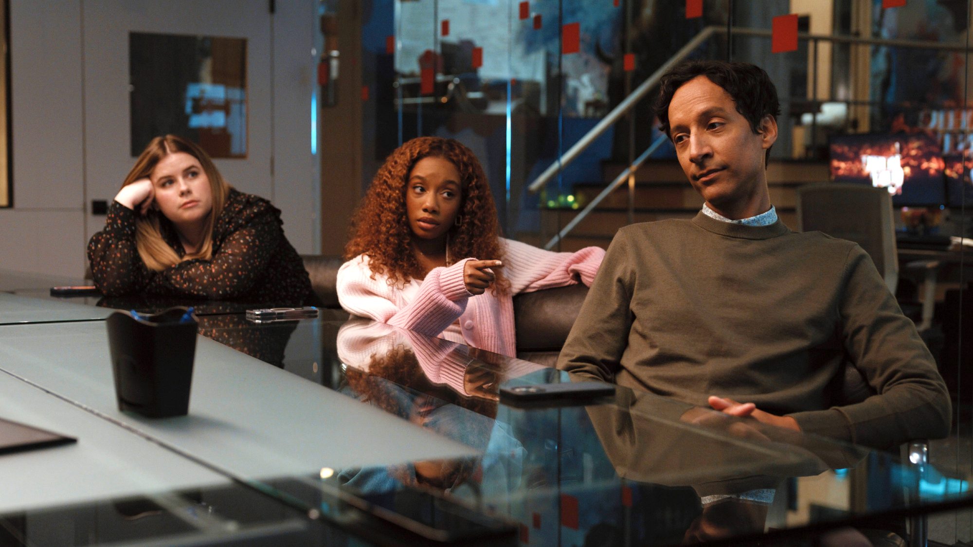 Jessie Ennis, Imani Hakim et Danny Pudi dans Mythic Quest