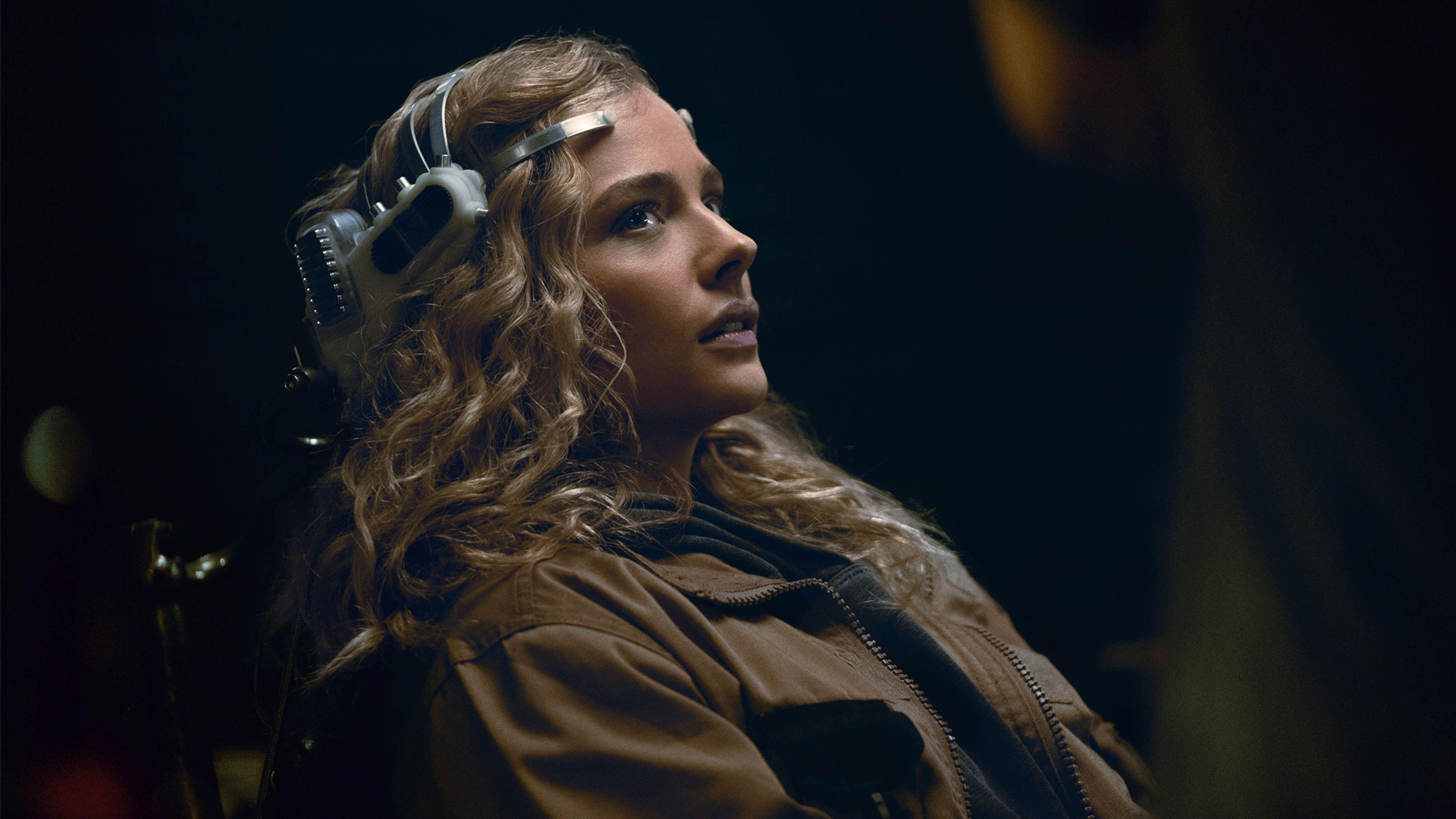 Chloé Grace Moretz joue le rôle de Flynne Fisher dans le périphérique