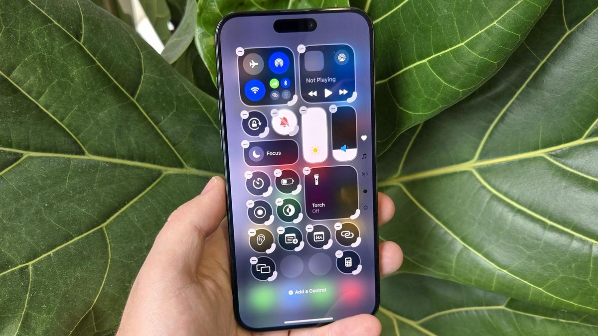iOS 18.3 vous permet de redémarrer votre iPhone depuis le centre de contrôle – voici comment faire image-28186