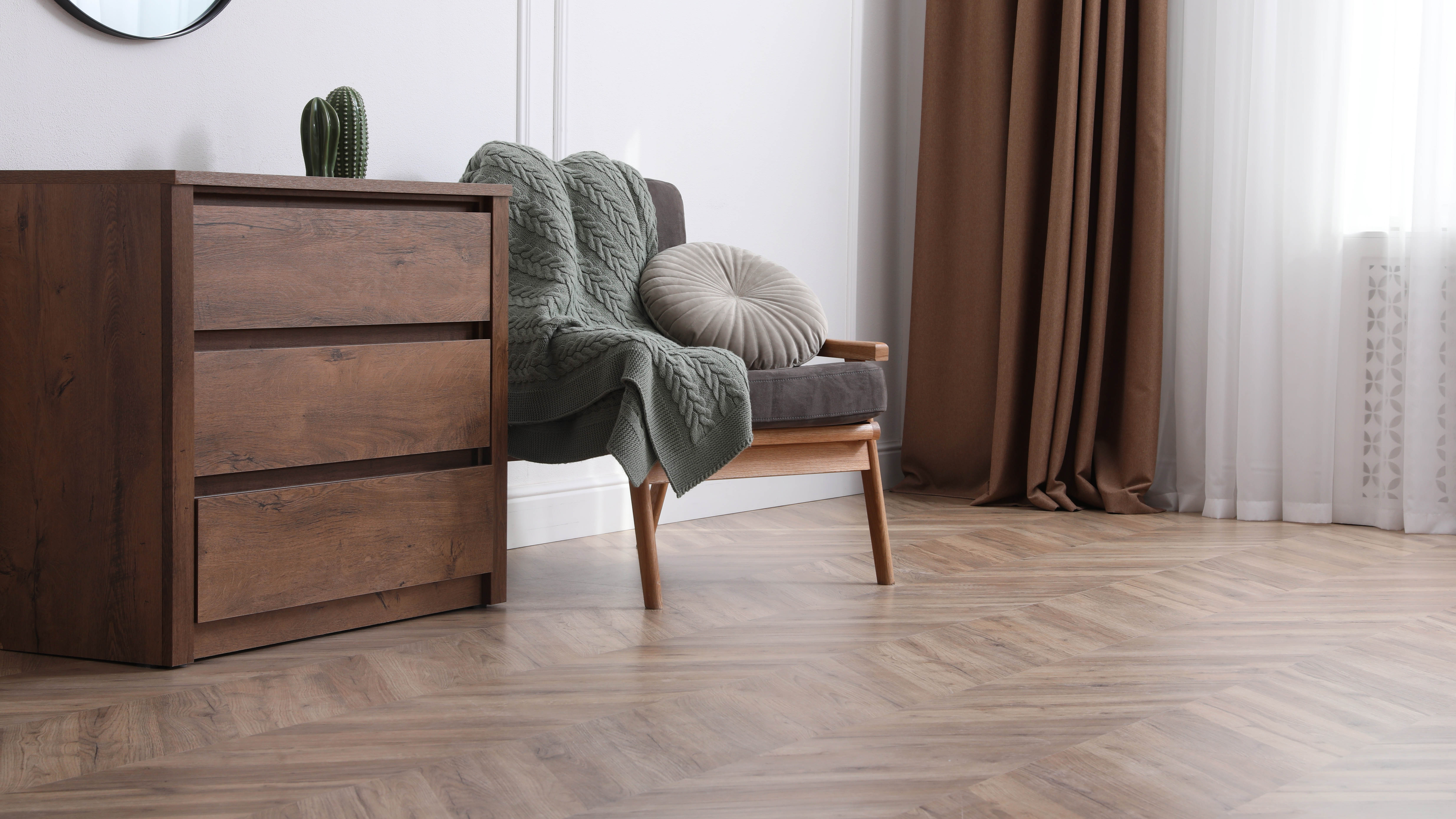Plancher en bois brun dans le salon