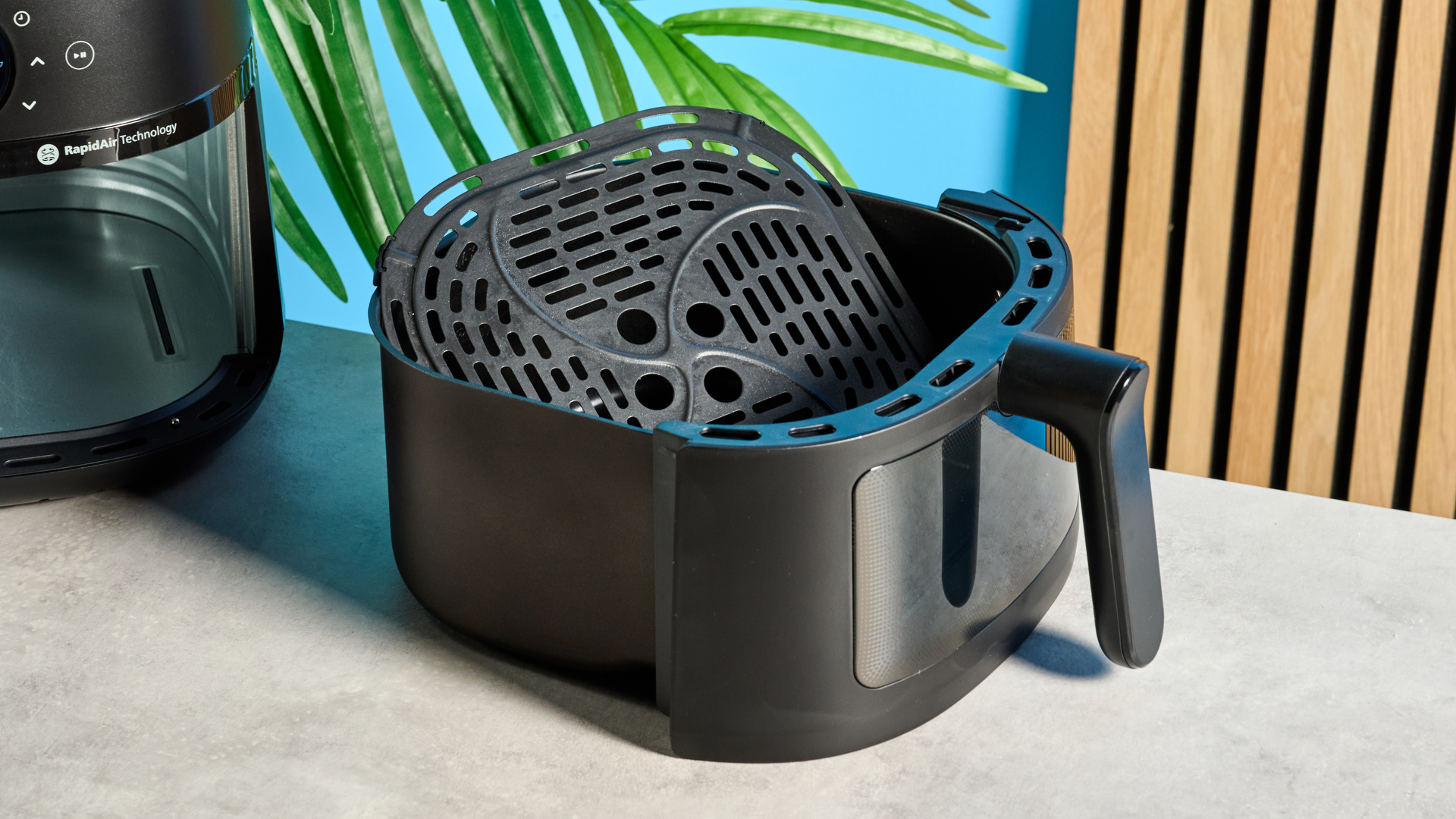 Fryer à air noir de la série Phillips 2000 avec un panier 6.6 et une fenêtre, un gril vortex pour la circulation de l'air, 13 modes prédéfinis et un écran LED pour les réglages de synchronisation et de chaleur