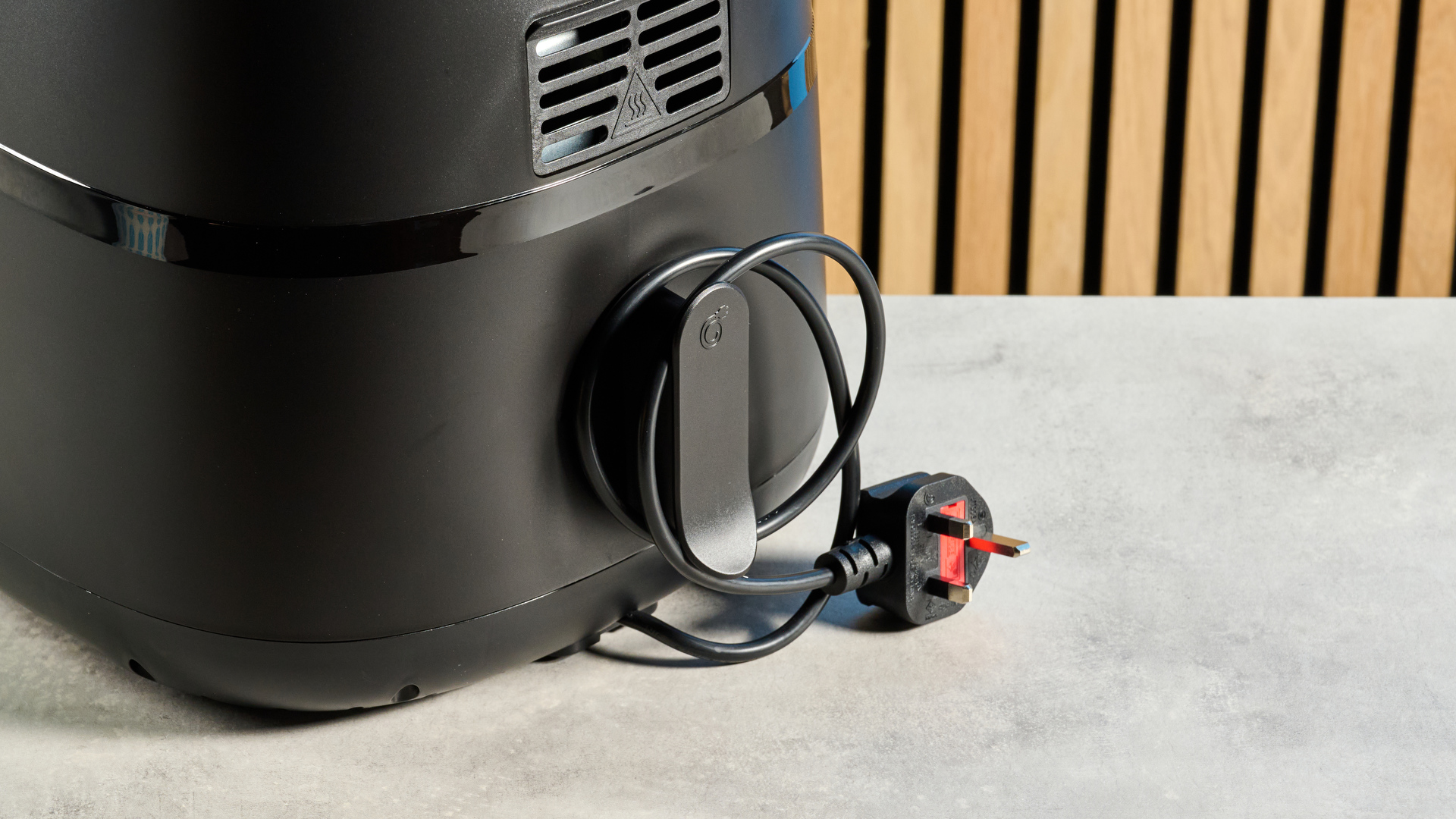 Fryer à air noir de la série Phillips 2000 avec un panier 6.6 et une fenêtre, un gril vortex pour la circulation de l'air, 13 modes prédéfinis et un écran LED pour les réglages de synchronisation et de chaleur