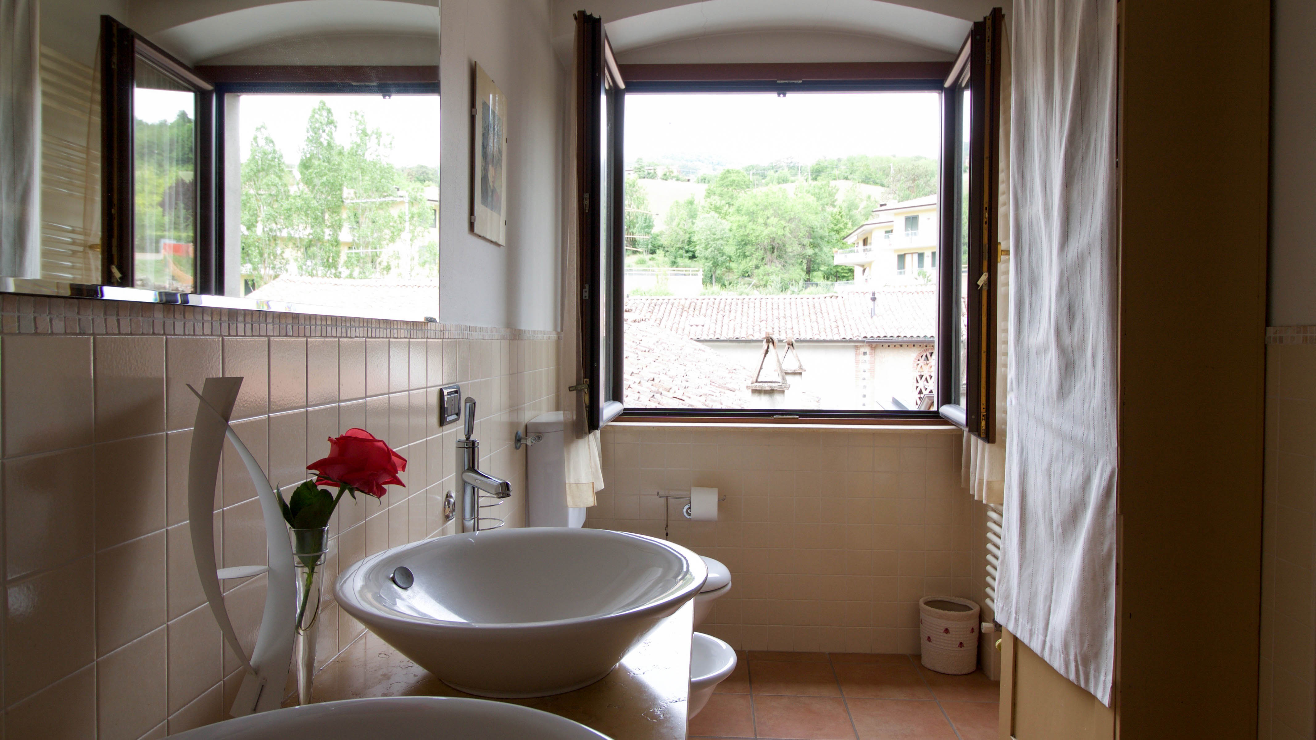 Une salle de bain ventilant avec une fenêtre ouverte