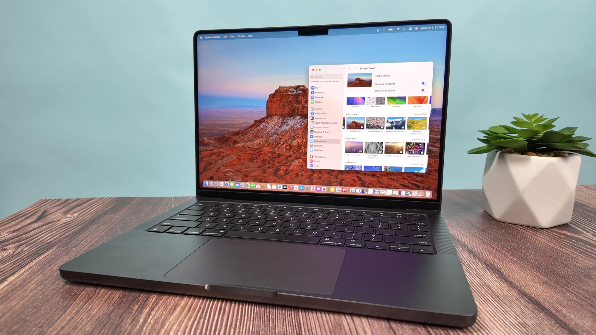 MacBook Pro 14 pouces (2024, M4) montré ouvert sur une table