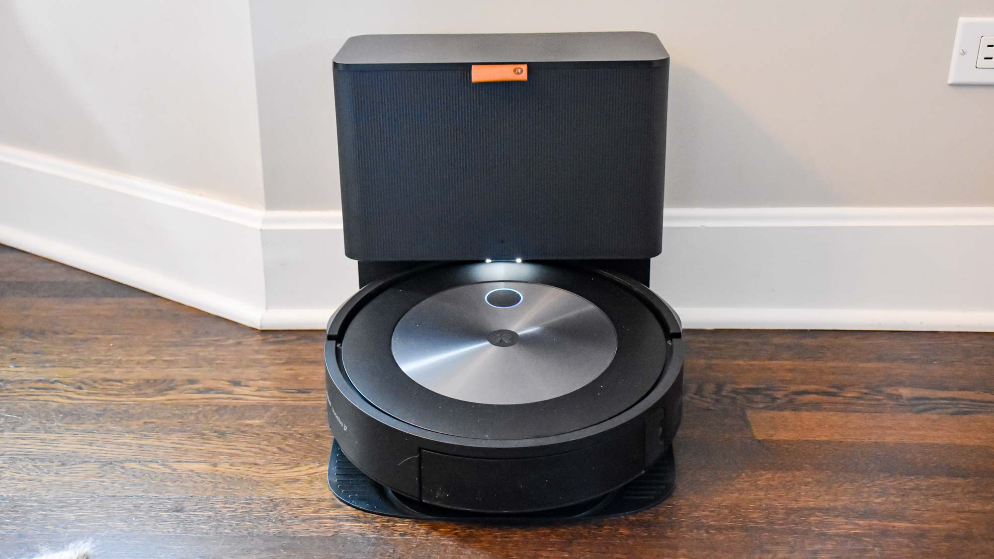 Irobot Romberba J7 + connecté à la base de charge