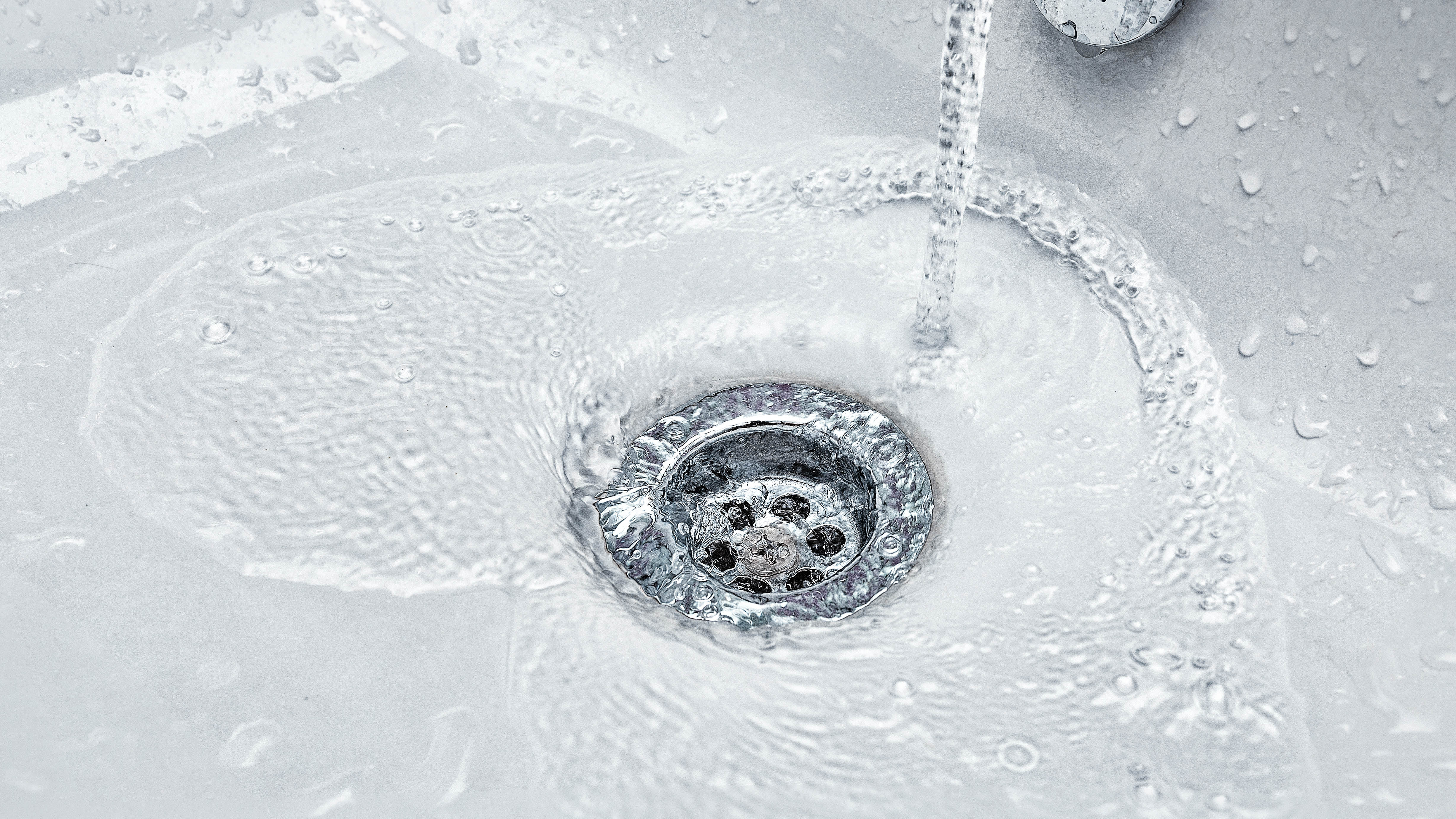 L'eau coulant dans l'évier