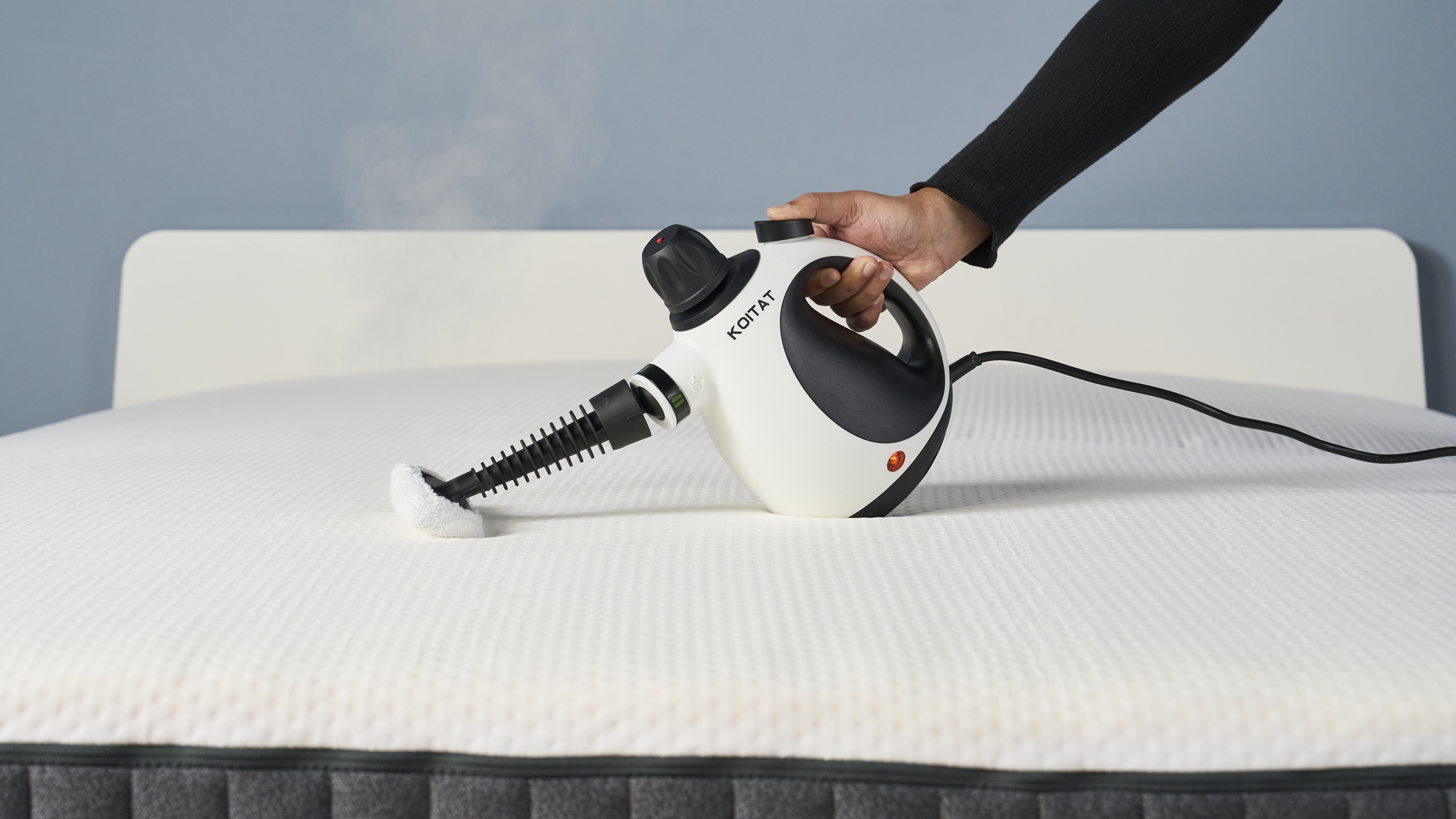 Koitat Mattress STEAM Cleaner Utilisation sur un matelas blanc