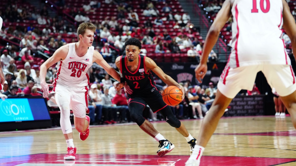 Nick Boyd des Aztecs de San Diego dribble le ballon contre les rebelles de l'UNLV