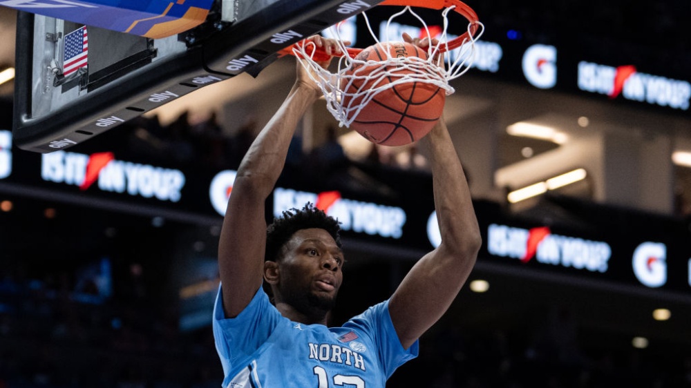 Jalen Washington de la Caroline du Nord Tar Heals trempe le basket-ball