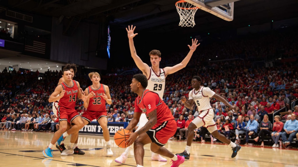 L'as de Saint Francis Red Flash Talbert en action contre les Dayton Flyers