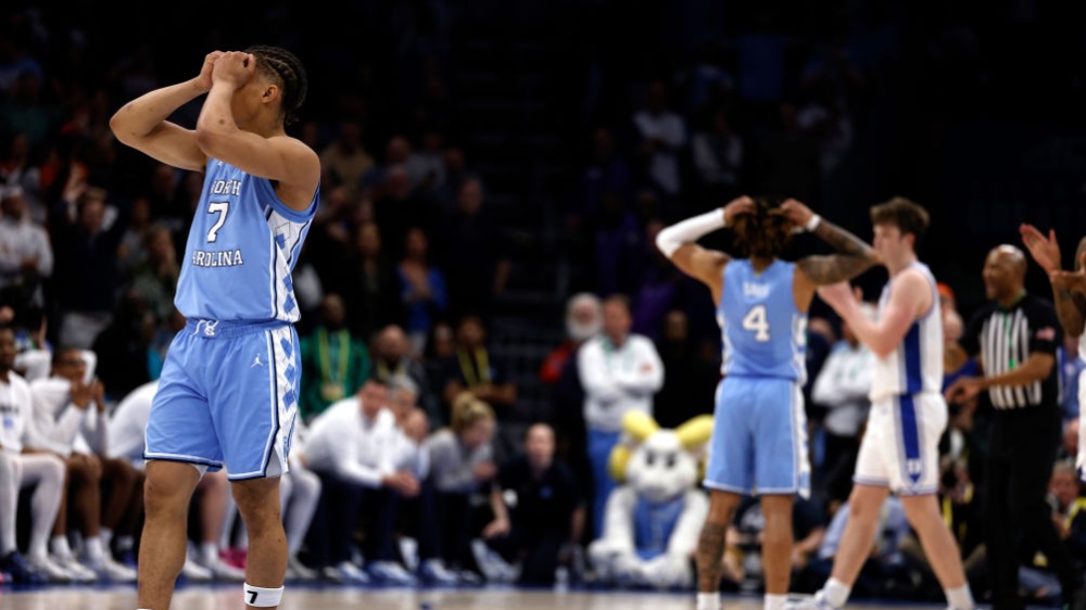 Seth Trimble tient sa tête dans ses mains lors de la défaite de la Caroline du Nord contre Duke au tournoi ACC
