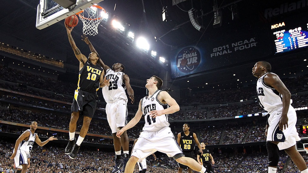 Darius Theus de VCU Rams va au cerceau contre Butler | Khyle Marshall et Andrew Smith de Bulldogs lors du Final Four de March Madness 2011
