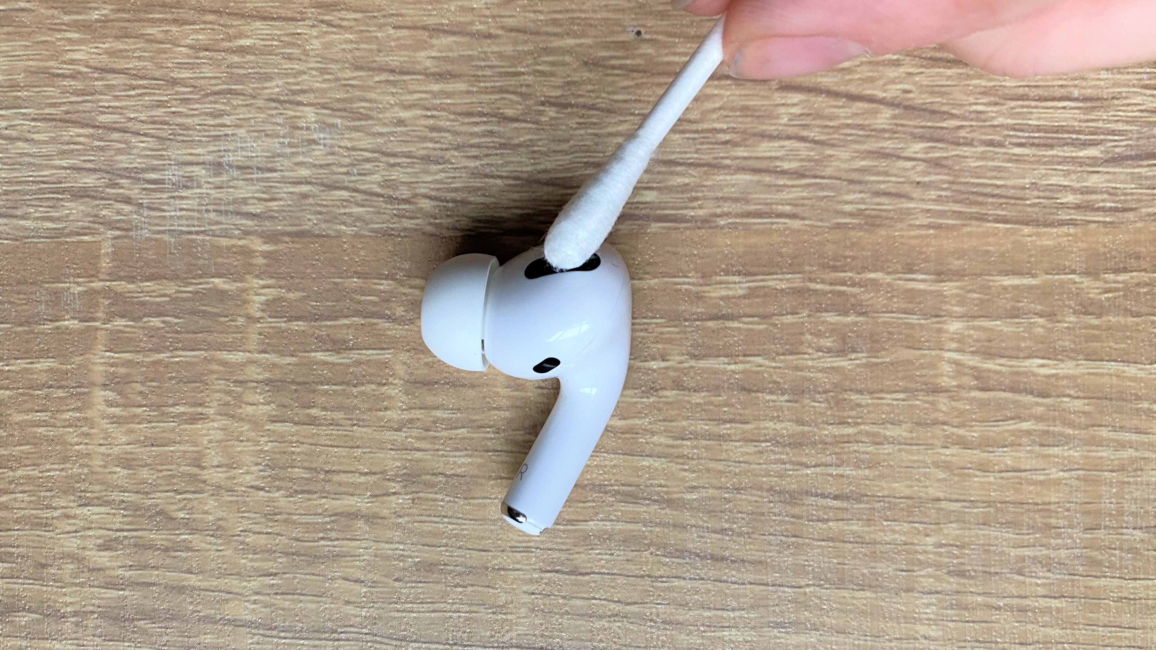 Utilisation d'un coton pour nettoyer les pommes Airpods Pro
