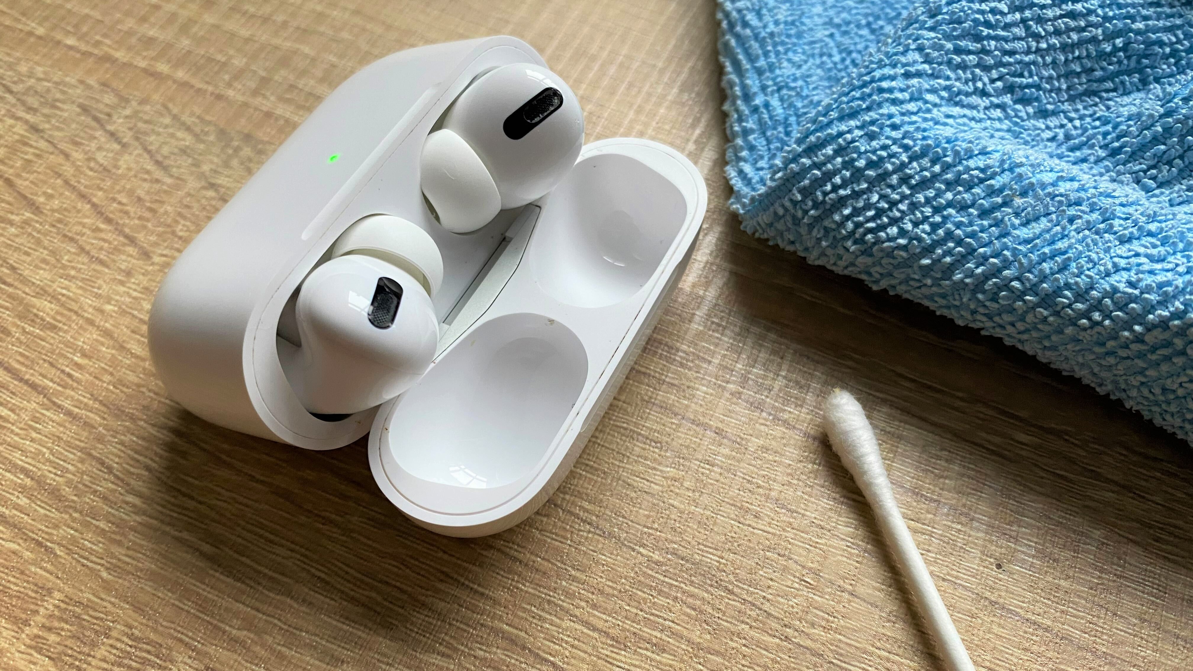 Une photo de l'équipement de nettoyage nécessaire pour nettoyer Apple Airpods Pro