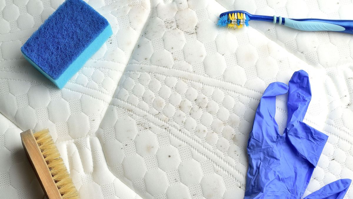 Pourquoi les gens vaporisent-ils de l'alcool sur leur lit et est-il sûr pour votre matelas? image-28756