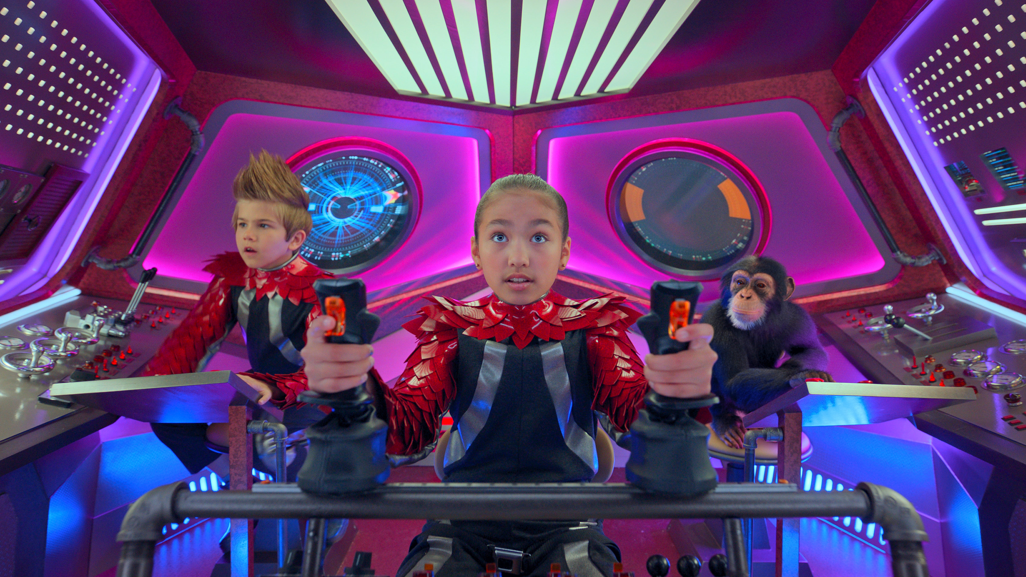 A Still d'Apple TV Plus ' "Jeanne" Saison 3 avec Mason Blomberg, Ava Louise Murchison et Greybeard The Chimpanzee (LR)