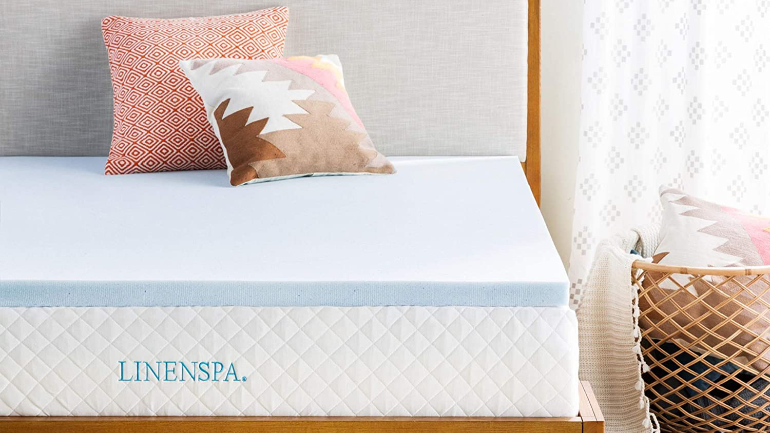 L'image montre le topper de matelas en mousse à mémoire de mousse à mémoire de 3 pouces de lingepa sur un cadre de lit en bois dans une chambre ensoleillée