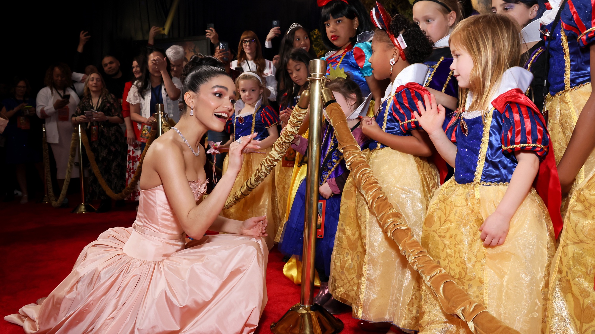 Rachel Zegler salue les petites filles habillées en Blanche-Neige