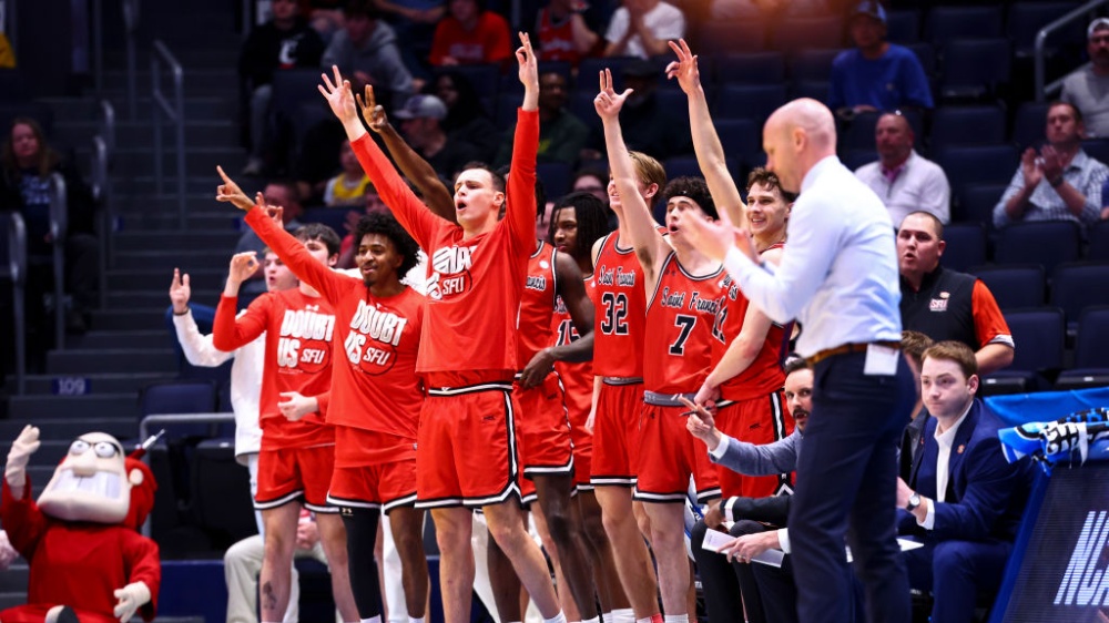 L'équipe Saint Francis Red Flash réagit à une pièce contre les Hornets de l'État de l'Alabama à March Madness 2025