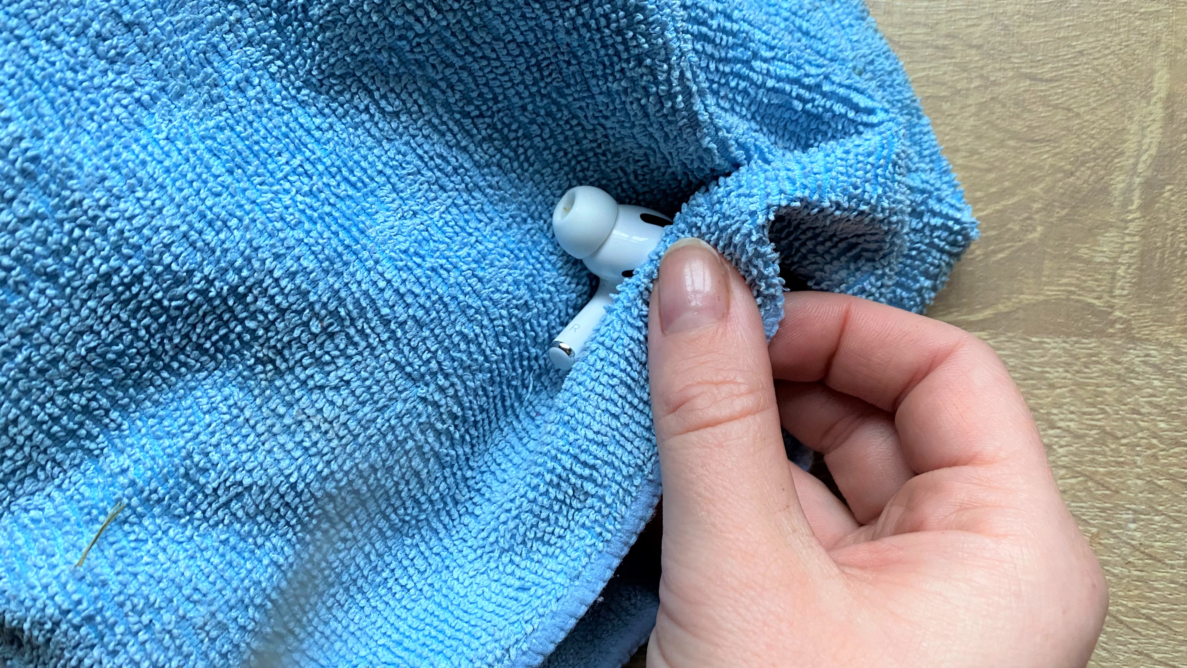 Utilisation d'un tissu pour nettoyer le pomme Airpods Pro