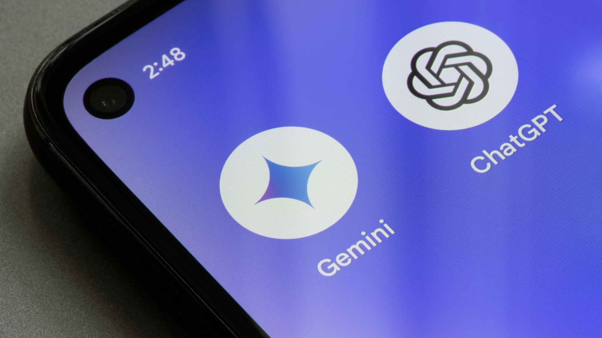 Logos Google Gemini et ChatGPT sur un téléphone