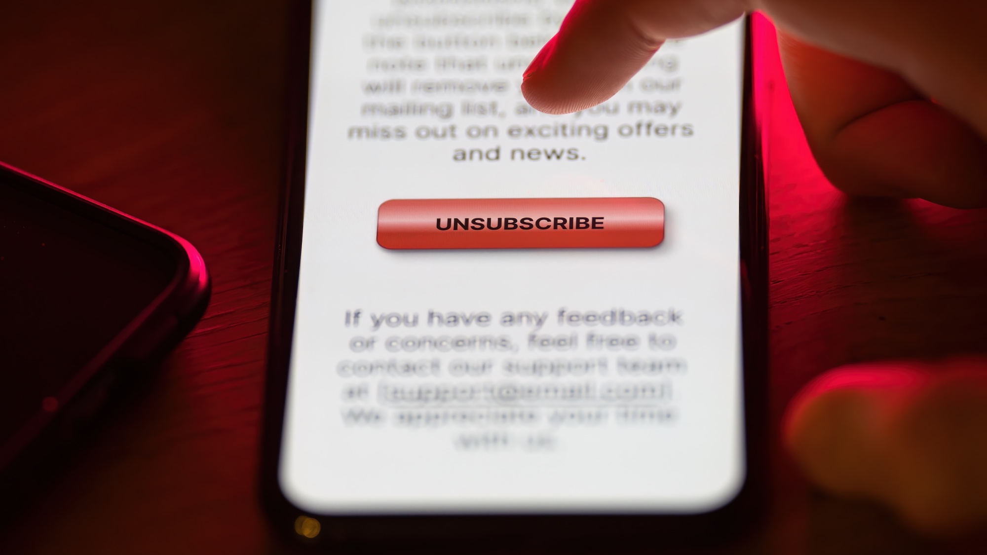 bouton de désabonnement rouge sur un écran de téléphone