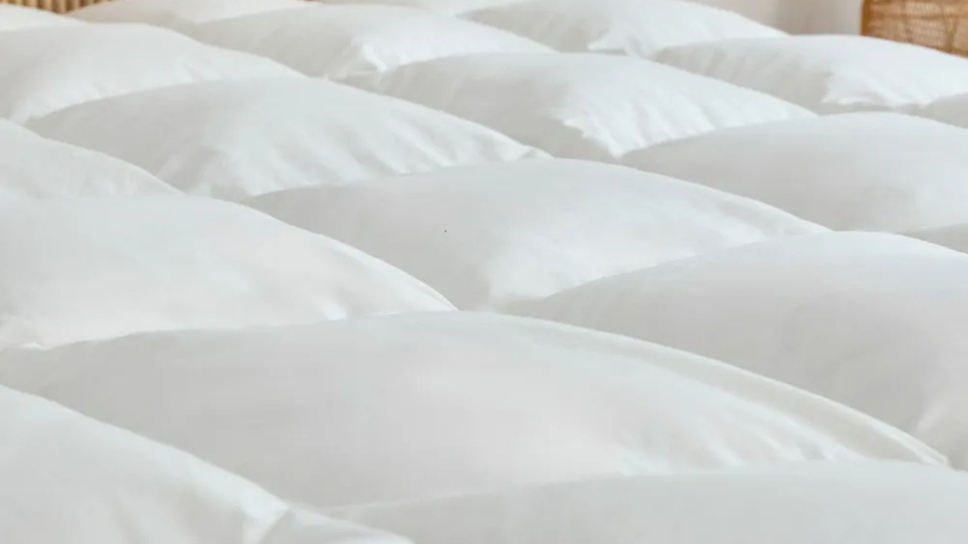 Un gros plan de la surface de la boîte de matelas cousue de la boîte Naturedpedic
