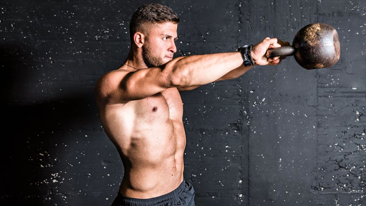 Je suis un entraîneur personnel – oubliez les balançoires «régulières» de Kettlebell et essayez les balançoires de la kickstand pour construire un noyau fort à la place image-28953