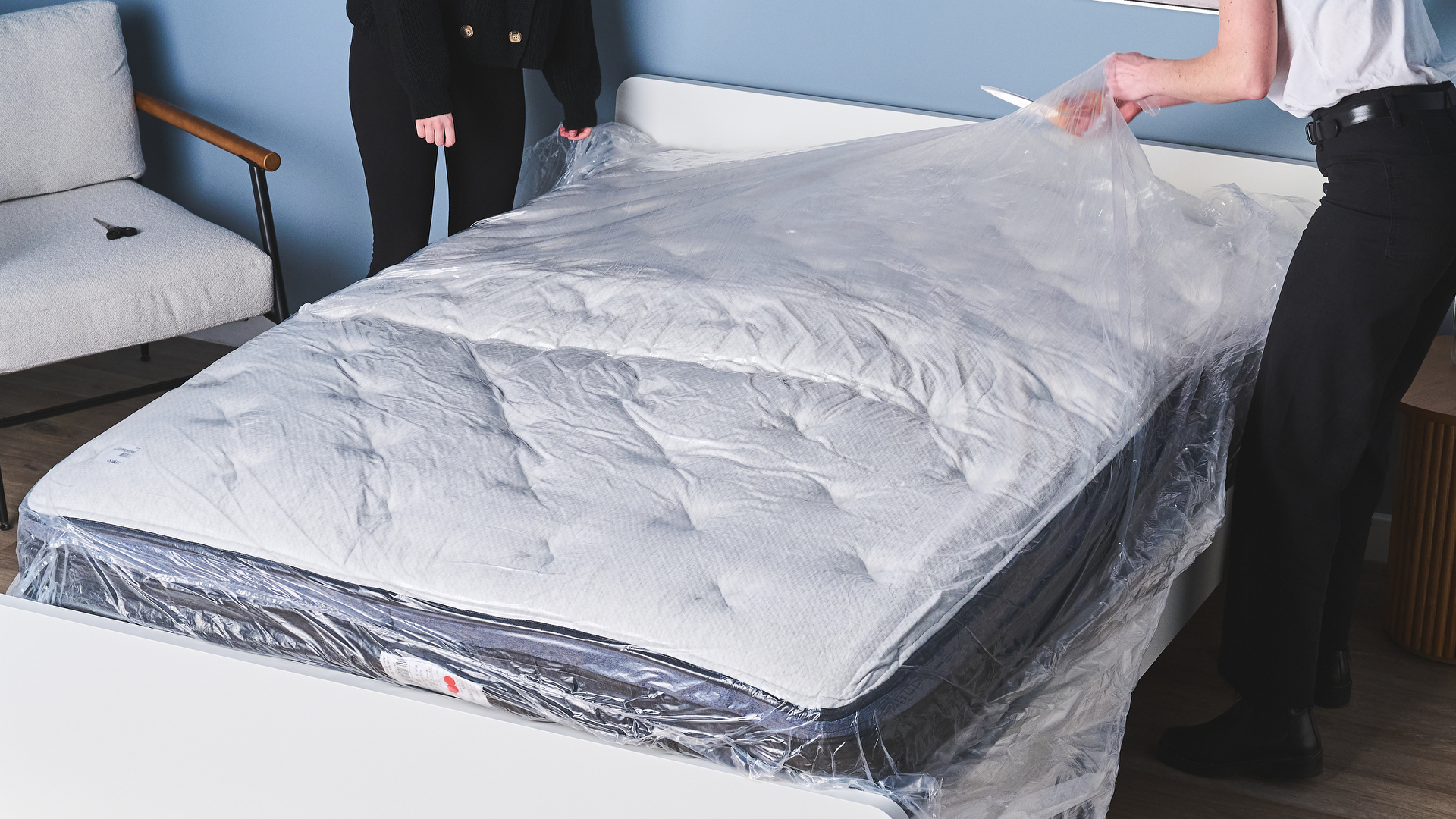 Deux testeurs de matelas débarrassées d'un matelas en mousse à mémoire pour tester son gazon