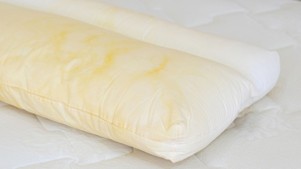 7 hacks éprouvés pour éliminer les taches jaunes de votre matelas et oreillers image-28979