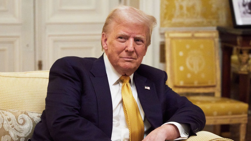 Le président élu Donald Trump se détend sur un canapé d'or avant son inauguration le 20 janvier 2025