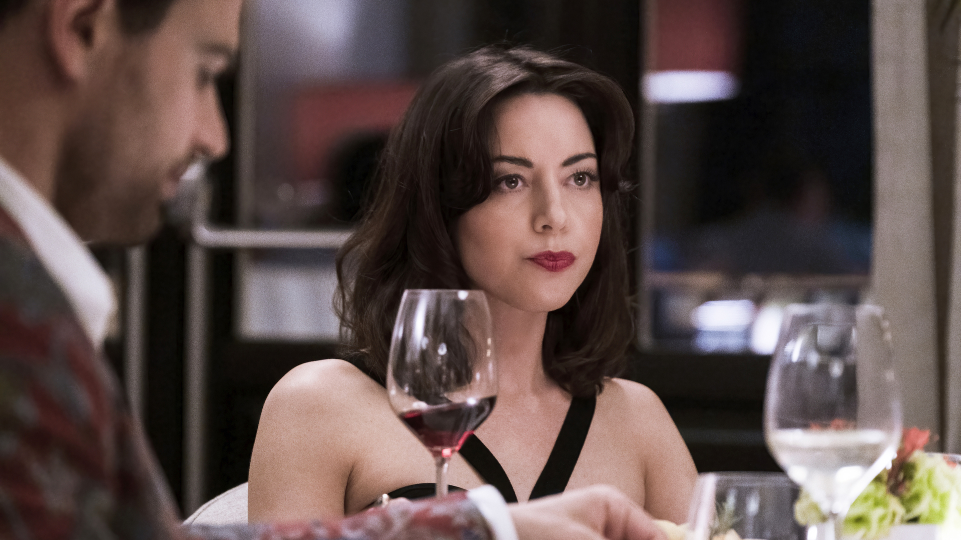 Aubrey Plaza en tant que Harper Spiller, assis à table, dans la saison 2 White Lotus 2.
