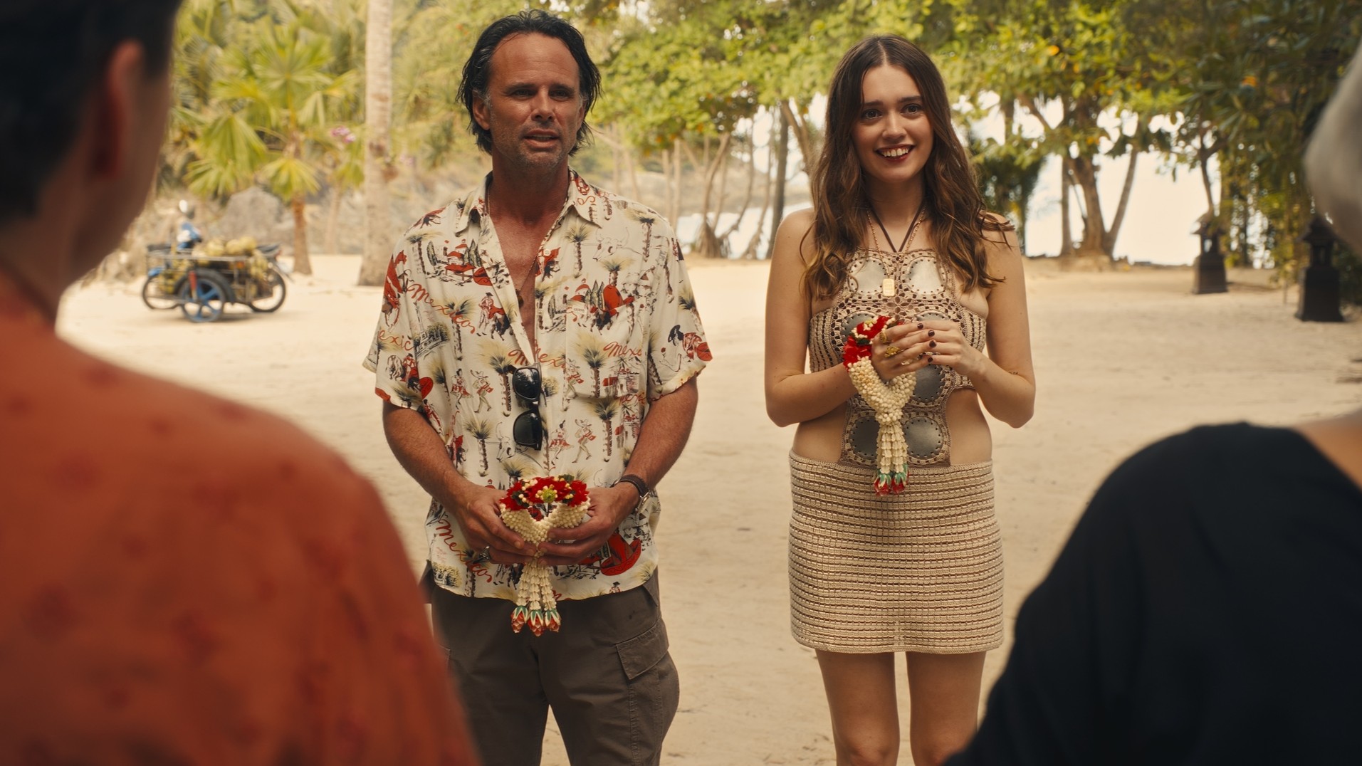 Walton Goggins et Aimee Lou Wood dans