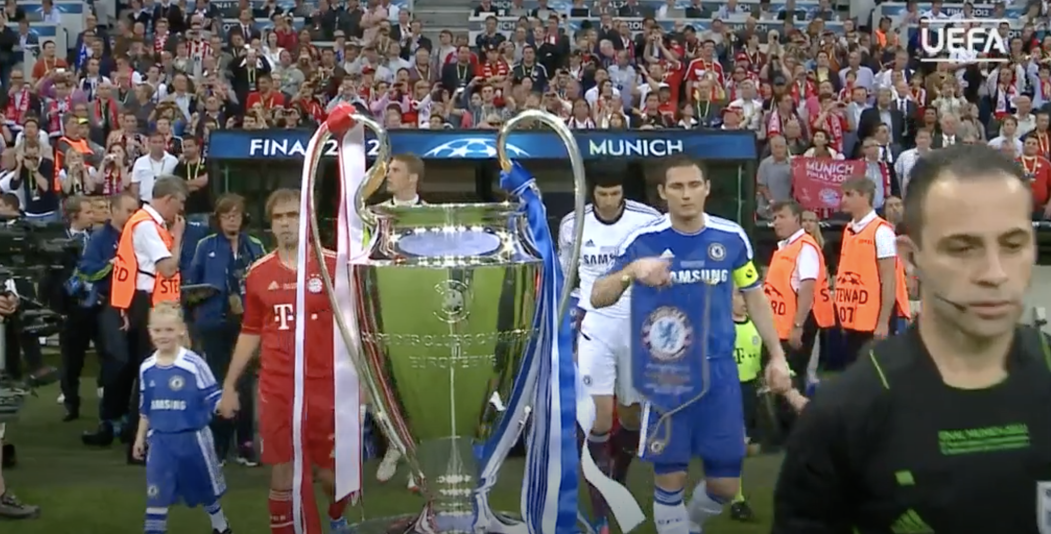 Les équipes marchant sur le terrain devant les fans pour la finale de l'UEFA Champions League