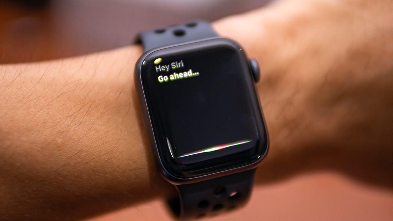 Personne portant Apple Watch activant Siri