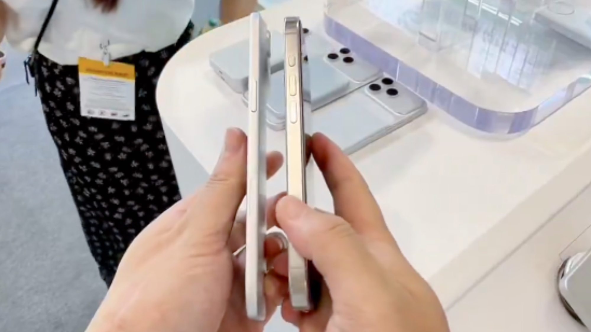 Modèle de mannequin iPhone 17 à côté de l'iPhone 16 Pro Max