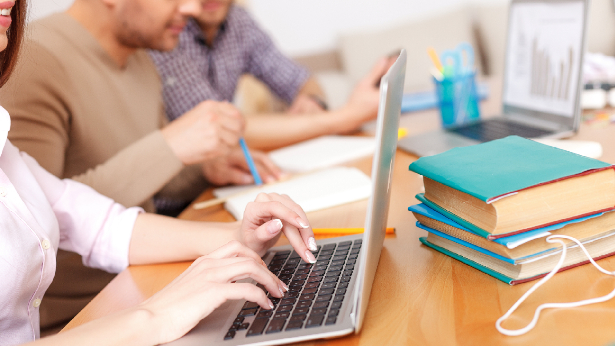 Étudiants sur ordinateur portable