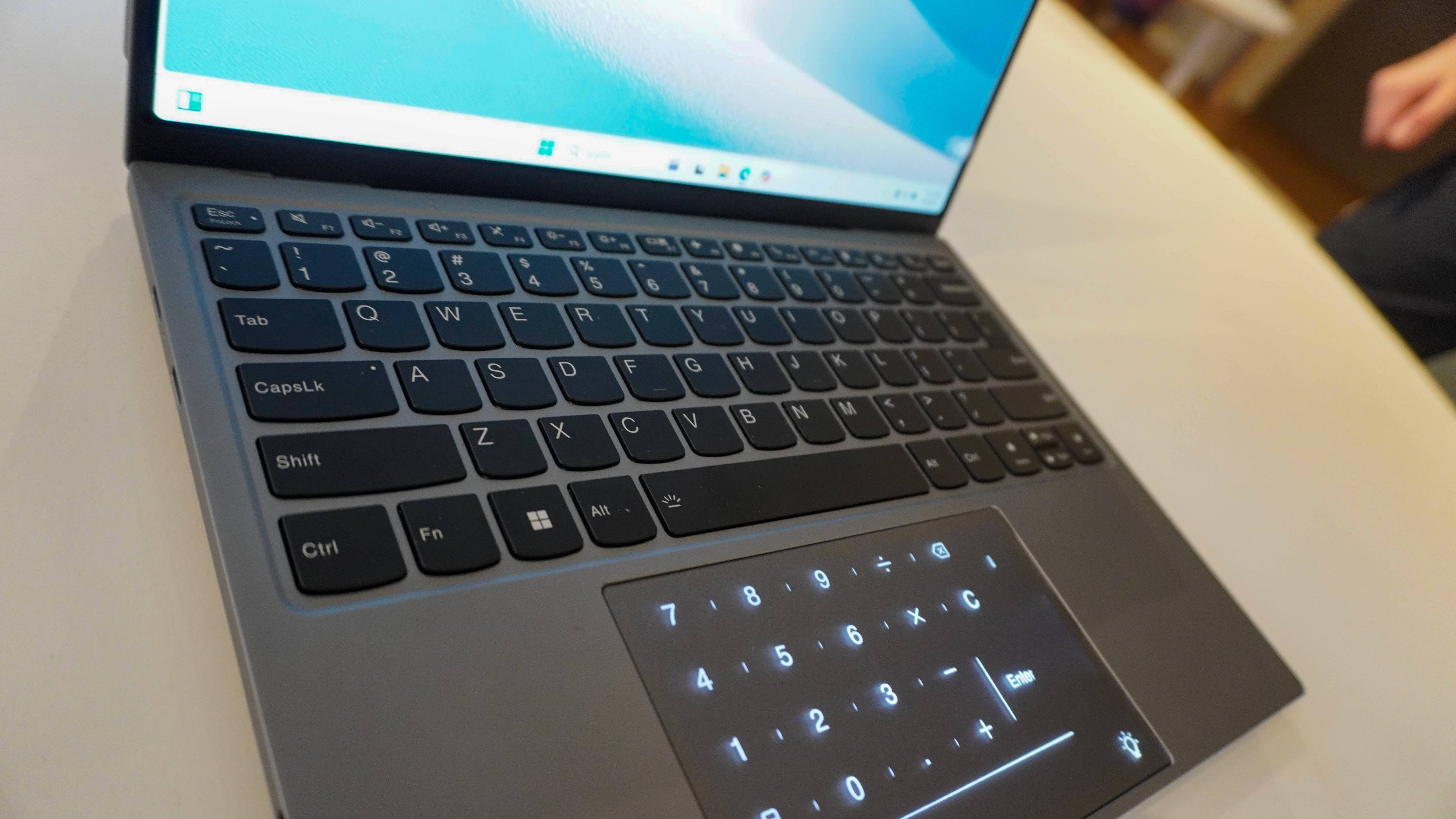 Lenovo ThinkBook Flip Oploper Concept on Table with TouchPad illuminé