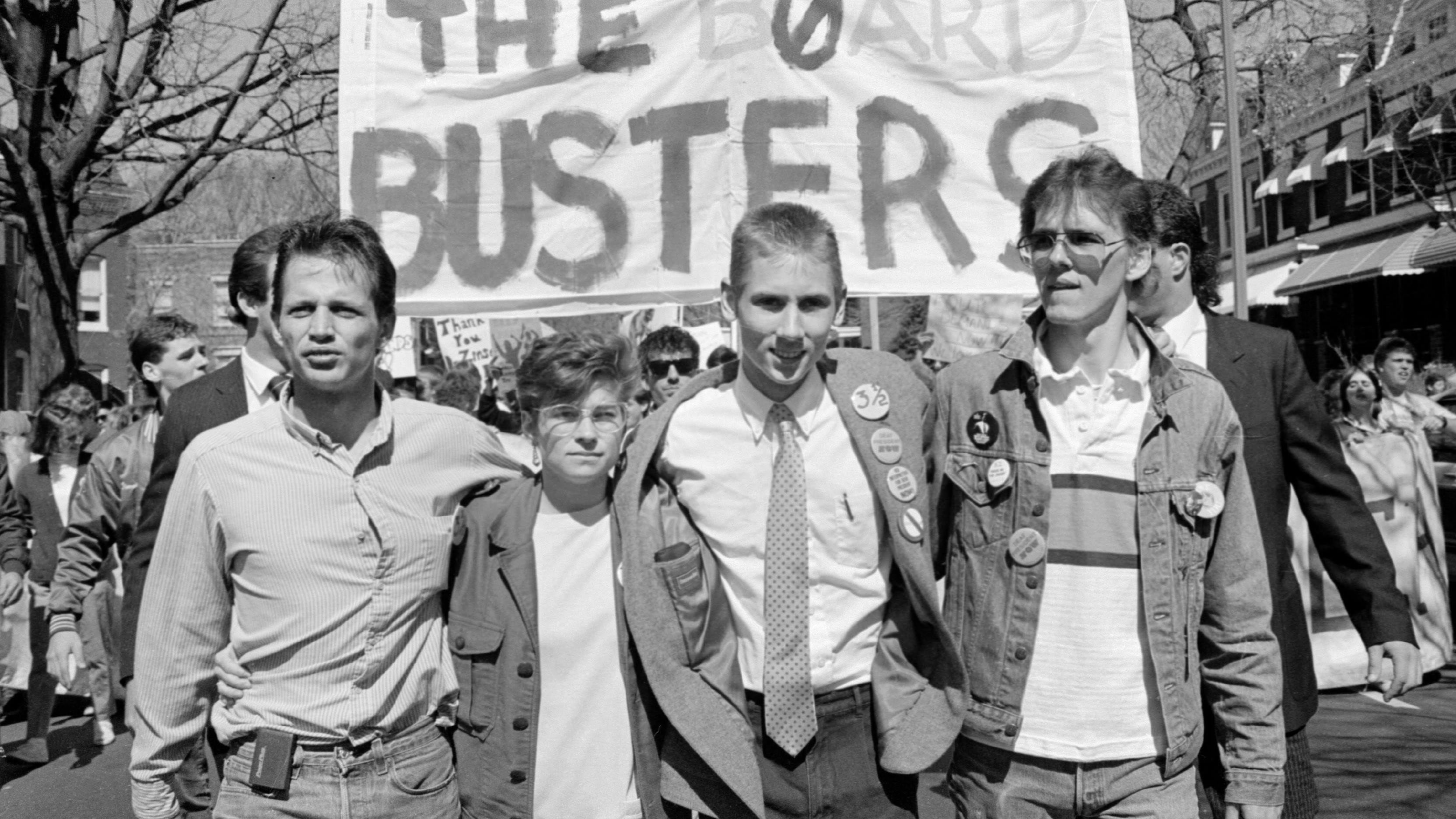 Noir et blanc toujours d'Apple TV Plus ' "Président des sourds maintenant!" Avec Tim Rarus, Bridgetta Bourne-Firl, Greg Hlibok et Jerry Covell (LR) debout côte à côte.