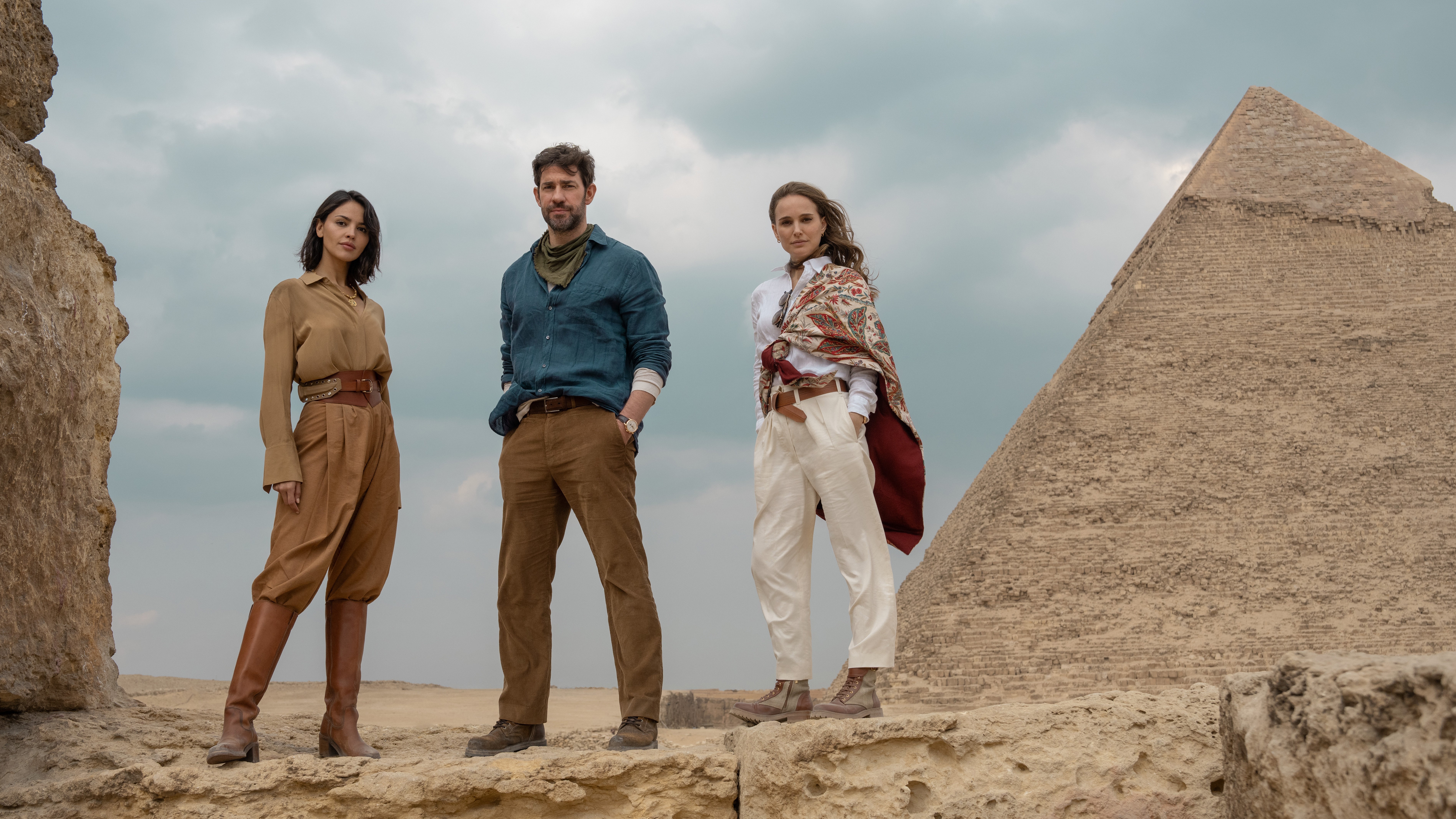 Eiza Gonzalez, John Krasinski et Natalie Portman (LR) debout à côté d'une pyramide dans Apple TV Plus ' "Fontaine de jeunes"