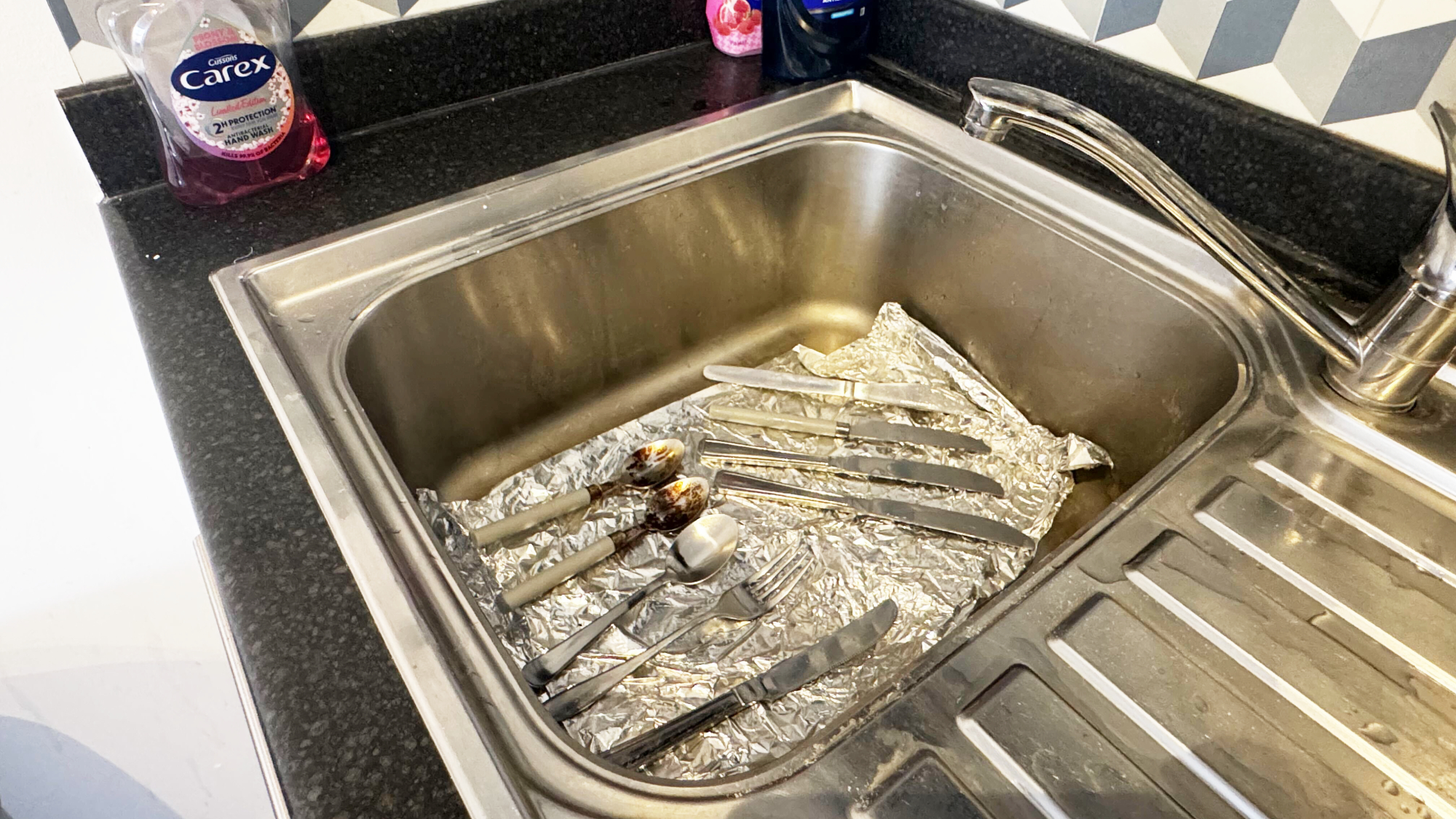 Couverts posés sur du papier d'aluminium