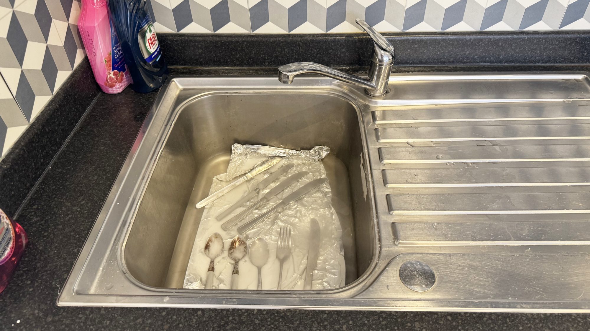 Tremps de couverts dans l'évier