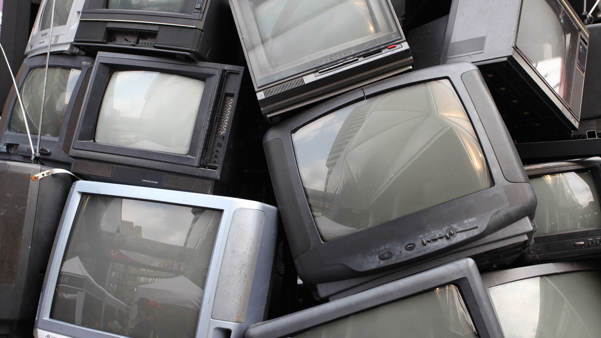 Pile de vieux téléviseurs