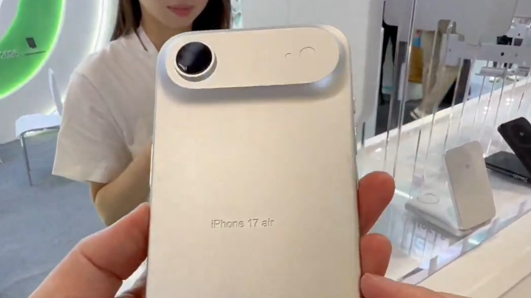 IPhone 17 Air prétendument montré dans plusieurs vidéos – et c'est super, super mince image-29186
