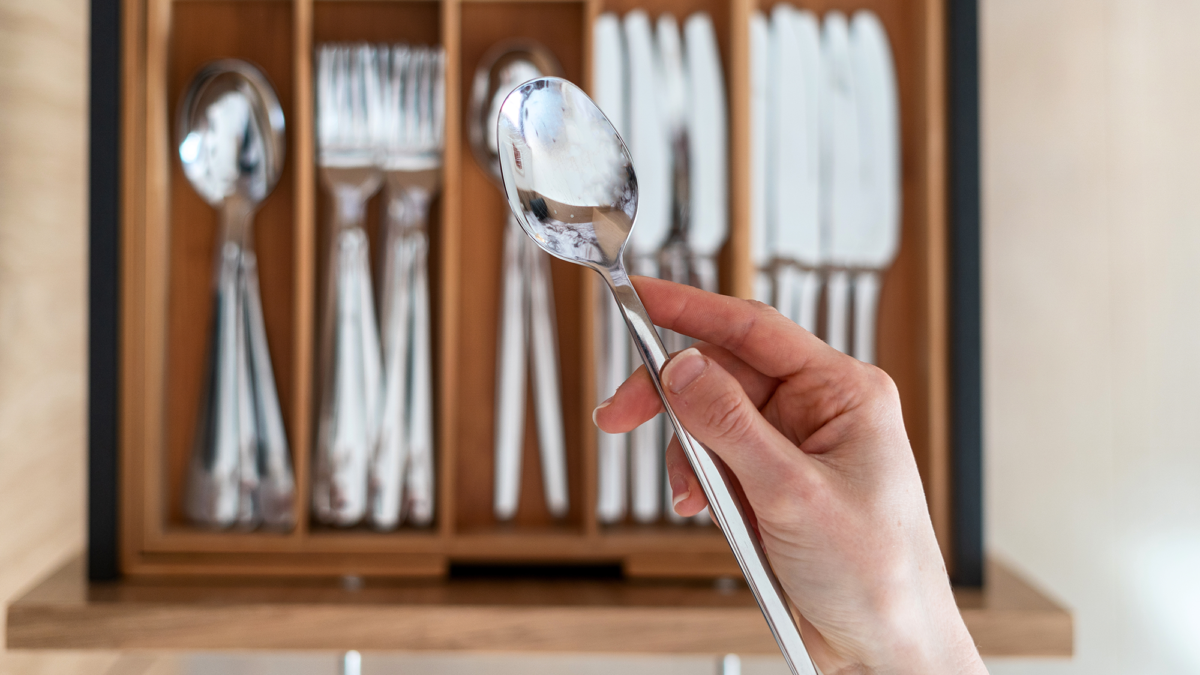 J'ai ravivé mes couverts tachés avec juste du bicarbonate de soude et du papier d'aluminium – voici comment image-29298