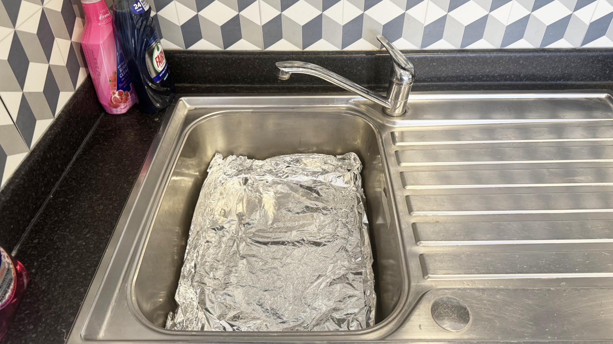 Feuille d'aluminium dans l'évier