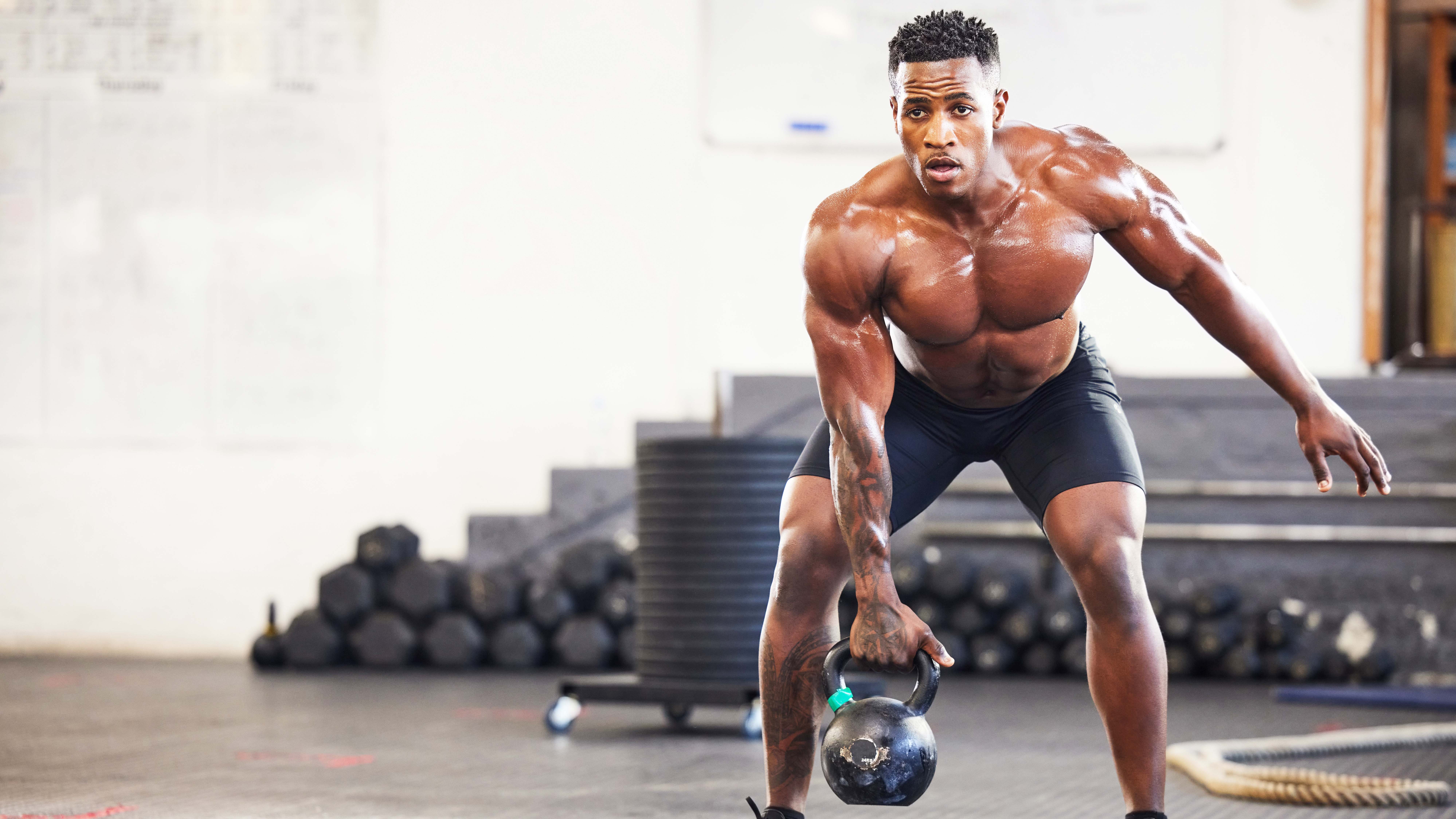 une photo d'un homme faisant un entraînement avec kettlebell
