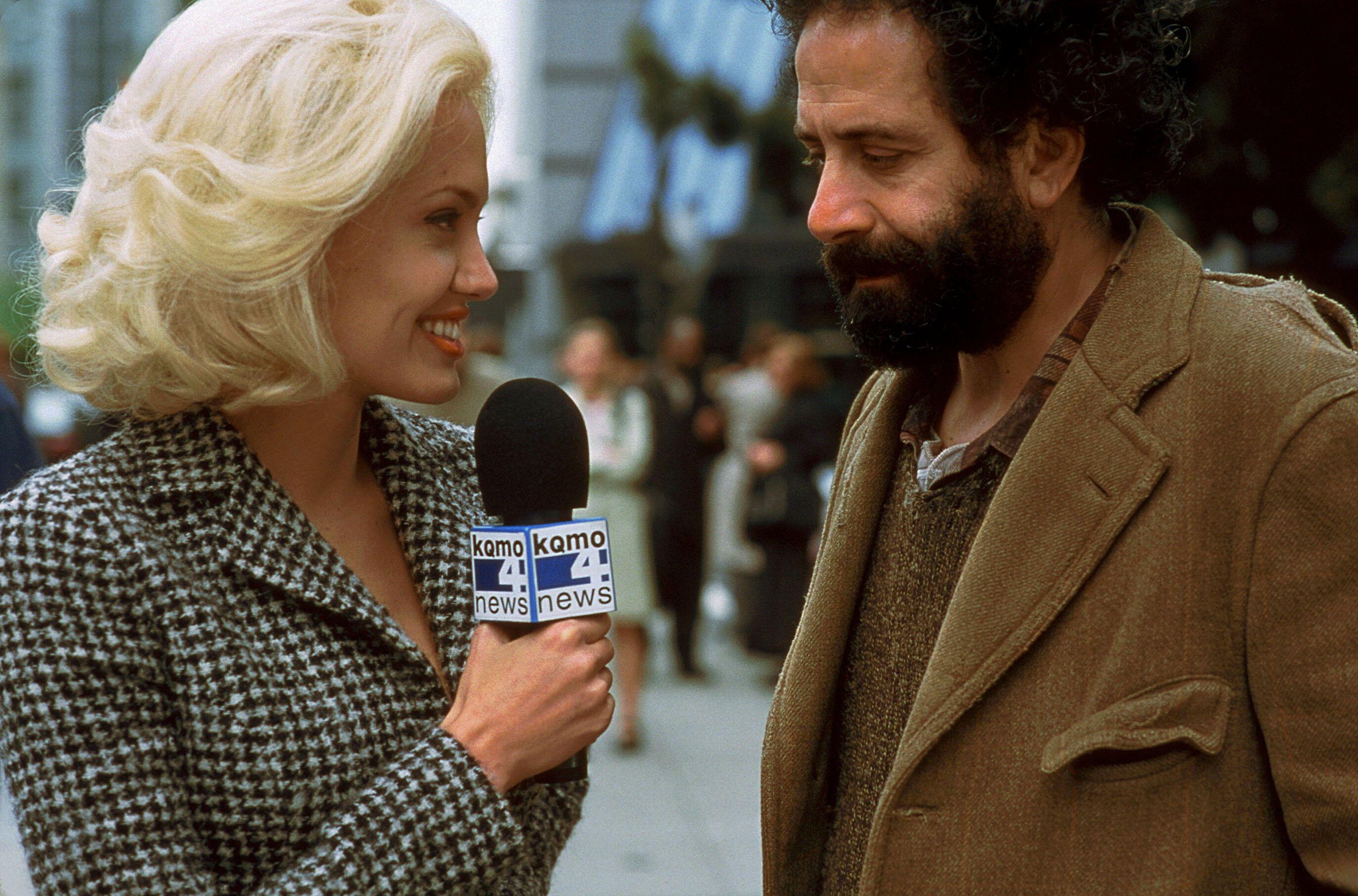 Angelina Jolie comme Lanie Kerrigan et Tony Shalhoub en tant que prophète Jack dans la vie ou quelque chose comme ça