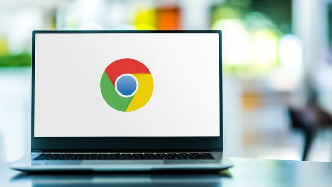 Un ordinateur portable affichant le logo Chrome