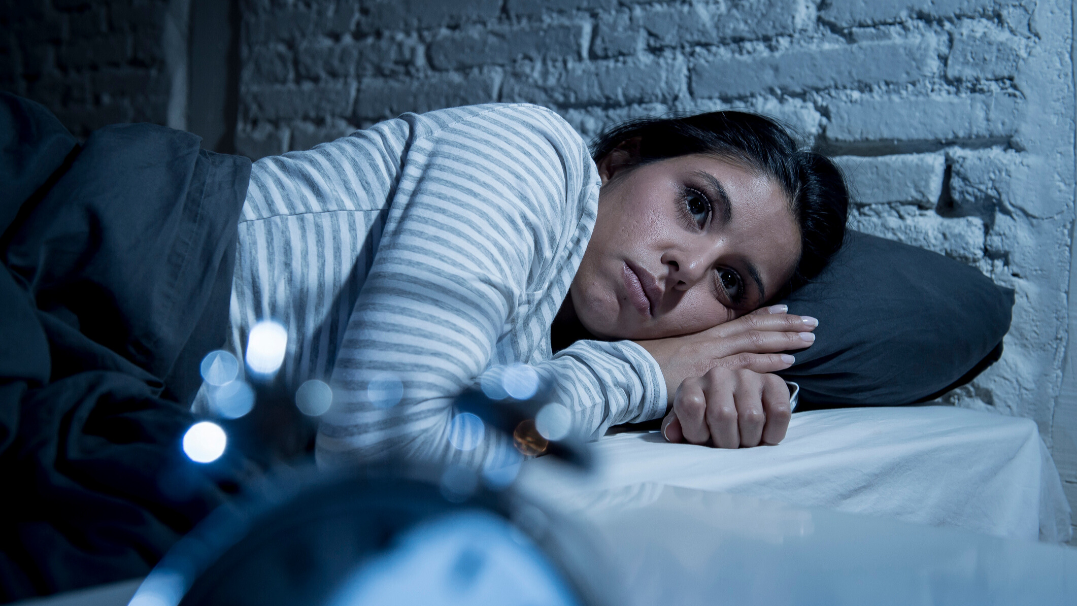 Femme allongée au lit la nuit